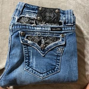 Miss Me jeans missing 1 stud .
30 x 30 inseam
